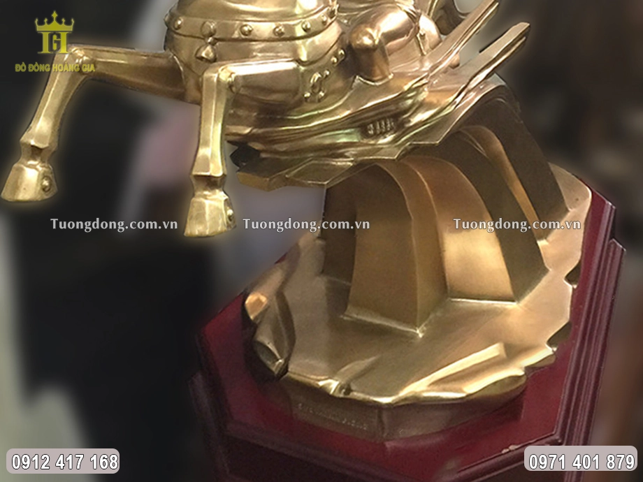 Bề mặt được giữ màu đồng vàng nguyên bản